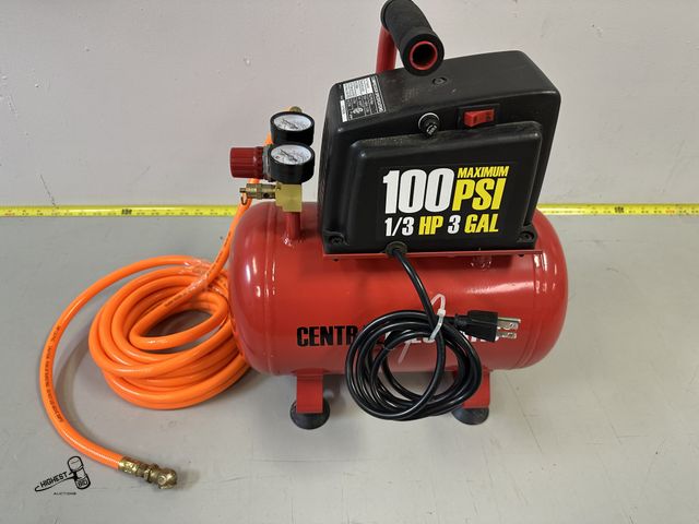 Lot 91-6916 - CENTRALPHNEUMATIC AIR COMPRESSOR - 3 GALLON - 1/3HP MOTOR - 100 MAXIMUM PSI - INCLUDES HOSE