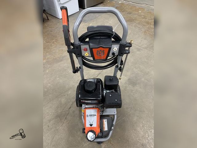 Lot 91-7024 - HUSQVARNA 3200 PSI GAS POWERED PRESSURE WASHER - "IDLE DOWN" ENGINE CONTROL - 30FT FLEXIBLE HOSE - F...