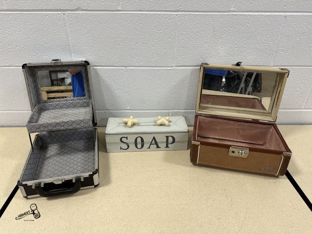 Lot 91-10336 - 1 GADABOUT VINTAGE MAKEUP BAG 1 VINTAGE MAKEUP BAG WITH MIRROR AND STORAGE SOAP BOX