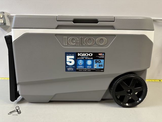 Lot 91-8887 - IGLOO MAXCOLD LATITUDE 90 ROLLER COOLER - 137 CANS OR 90 US QTS UP TO 5 DAYS ICE RETENTION - PULL HA...
