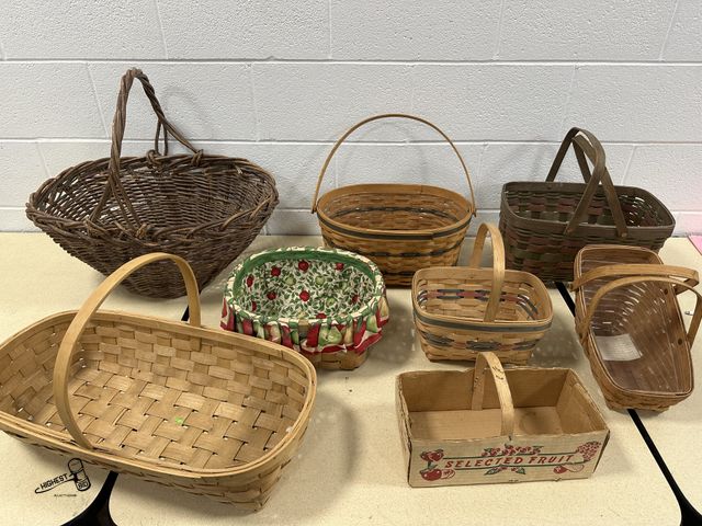 Lot 91-10331 - 8 PICNIC BASKETS