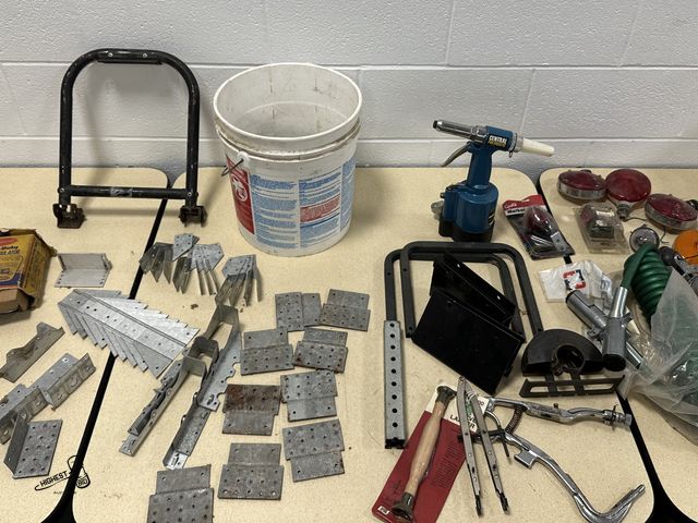 Lot 91-9441 - MISC LOT OF BUILDING SUPPLIES - LIGHTS - 1/4" AIR RIVETOR &amp; MORE