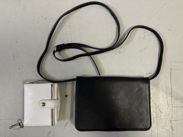 Lot 91-9618 - A NEW DAY BLACK PURSE WHITE CARTERA WALLET