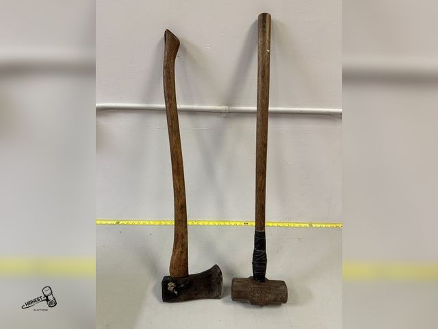 Lot 91-6389 - AN AXE AND A SLEDGEHAMMER