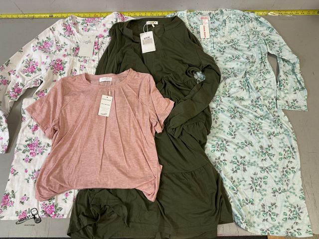 Lot 91-9731 - New WOMENS SIZE MEDIUM CLOTHES: 2 SLEEPING GOWNS, 1 GREEN DRESS, 1 PINK SHIRT