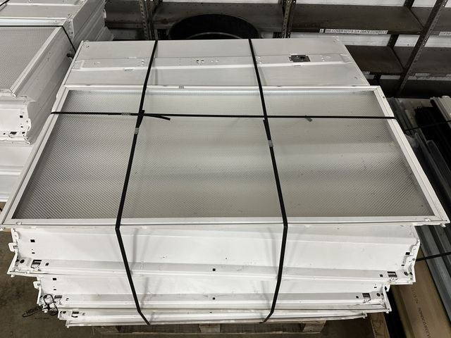 Lot 91-8270 - 14 - T-5 LIGHT FIXTURES 2' X 4' COUPLE HAVE BROKEN BULBS AND COVERS FROM SHIPPING ALL WORKED WHEN RE...