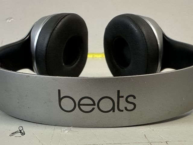 Lot 91-7773 - BEATS BY DRE WIRELESS HEAD PHONES