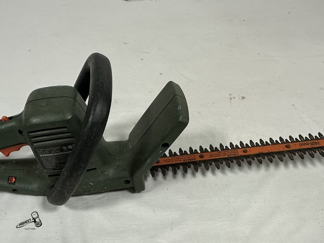 Lot 91-7580 - BLACK &amp; DECKER  HEDGE TRIMMER Electric Powered