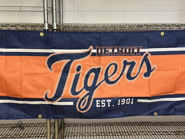 Lot 91-8508 - DETROIT TIGERS BANNER 23" X 92" NEW IN PACKAGE