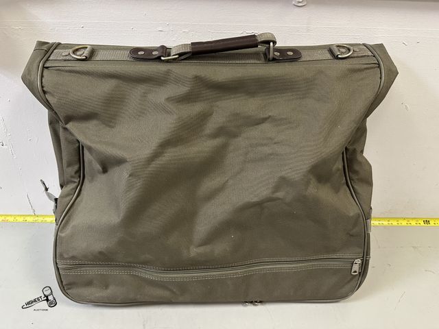 Lot 91-7433 - AMERICAN TOURISTER SUIT BAG - GREAT CONDITION