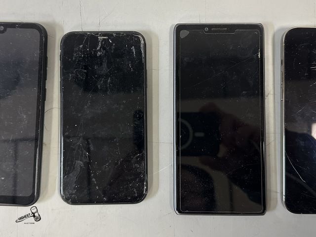 Lot 91-8118 - 4 CELL PHONES ASSORTED BRANDS