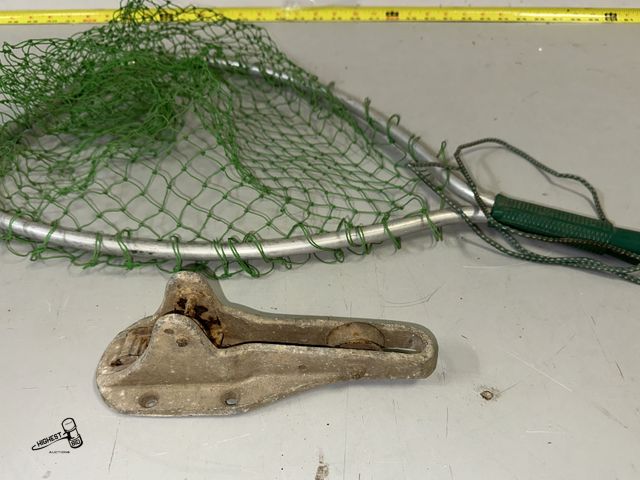 Lot 91-8785 - VINTAGE PULLY MOUNT FOR BOAT ANCHOR SYSTEM &amp; FISHING NET