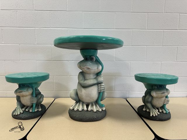Lot 91-6978 - 3 PIECE FROG WITH LILY PAD TABLE AND CHAIR NOVELTY GARDEN PATIO FURNITURE SET - NICE