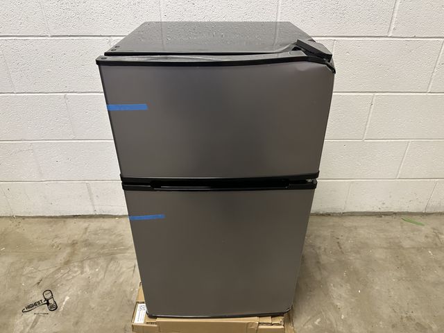 Lot 91-10432 - Scratch & Dent MAINSTAYS 3.2 CU FT 2 DOOR Mini Refrigerator/Freezer REFRIGERATOR WITH FREEZER, DAMAG...