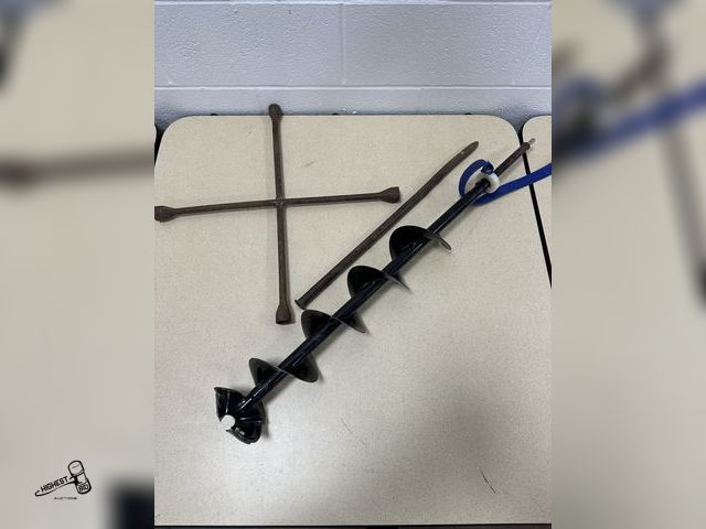 Lot 91-7113 - IICE AUGER WITH NEW BLADES AND A 4 WAY WRENCH WITH A METAL STAKE