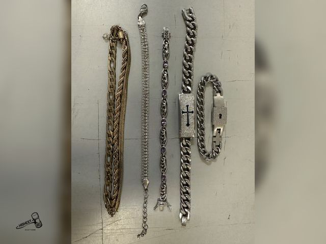 Lot 91-7813 - 7 MISC BRACELETS