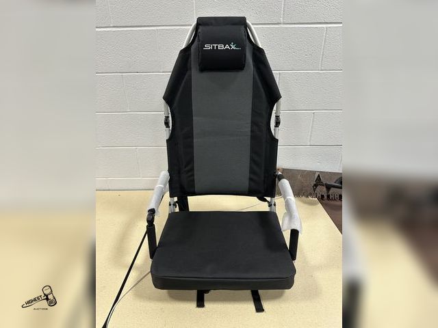 Lot 91-7184 - Features:
360° Swivel with Mid and High-back Design
Two-position Locking Recline System
Padded Armre...