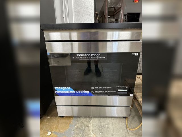Lot 91-7041 - SAMSUNG NSI6DG9900SR Cook Top MSRP: $3,299.00 - SAMSUNG BESPOKE 30" 6.3 CU FT 4 BURNER SLIDE IN INDU...
