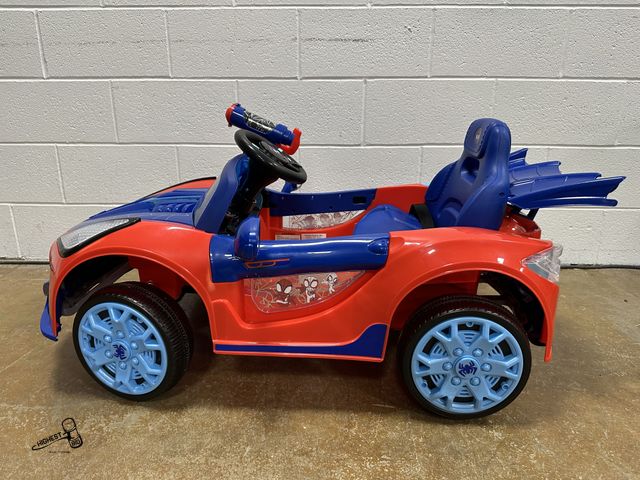 Lot 91-10519 - MSRP $150 Dynacraft Spider-Man 6V Super Car, Battery Powered Ride-on with Lights and Sounds WITH CHA...