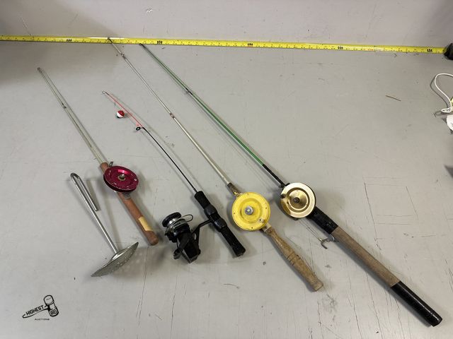Lot 91-7395 - 4 ICE FISHING POLES &amp; ICE SCOOPER