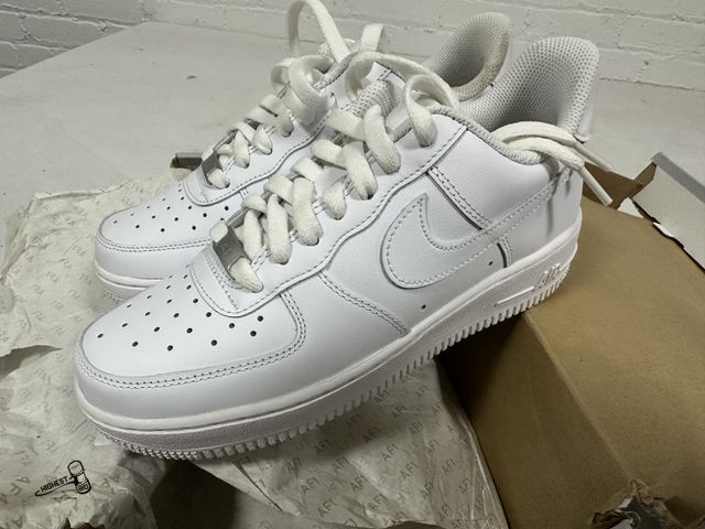 Lot 91-7733 - NEW WOMENS AIR FORCE 1 '07 SIZE 8