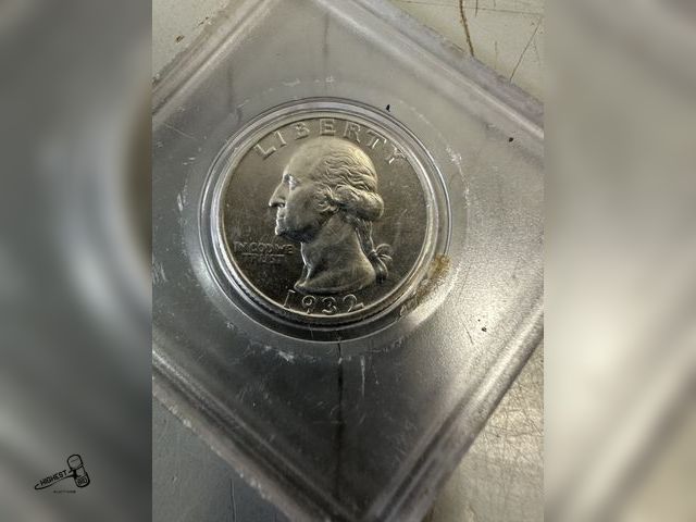 Lot 91-7785 - 1932 SILVER QUARTER IN CASE