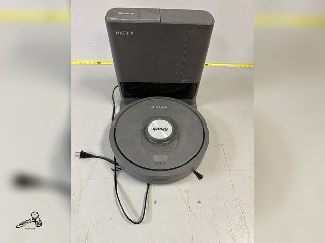 Lot 91-7073 - SHARK MATRIX ROBOT VACUUM - MODEL UR235BCDUS - MISSING BOTTOM DOOR