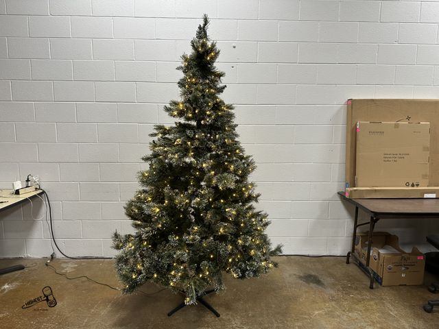 Lot 91-10284 - 7' 6" PRE LIT HOLIDAY TREE WITH SNOW COVERING &amp; GLITTER COATED WITH STAND AND STORAGE BAG