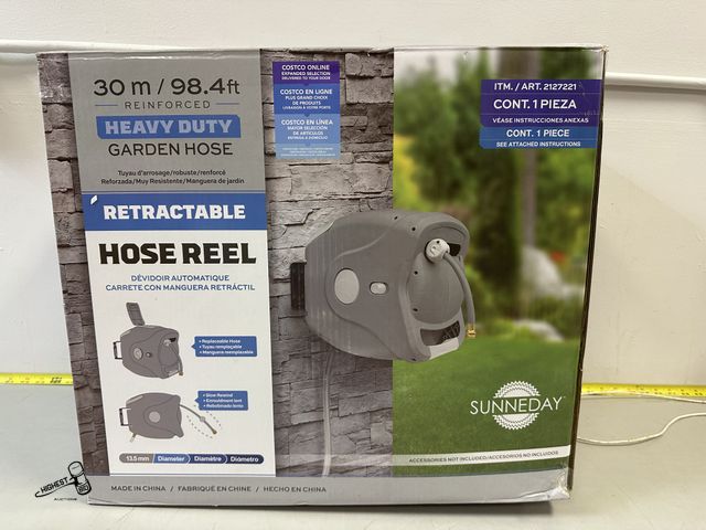 Lot 91-8540 - SUNNEDAY HEAVY DUTY GARDEN HOSE WITH RETRACTABLE HOSE REEL - 98.4 FT LENGTH - NEW IN BOX
