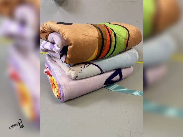 Lot 91-7518 - 3 ORIGINAL SQUISHMALLOWS 50" X 70" SNUGGLE THROW - LIKE NEW CONDITION NO PACKAGE