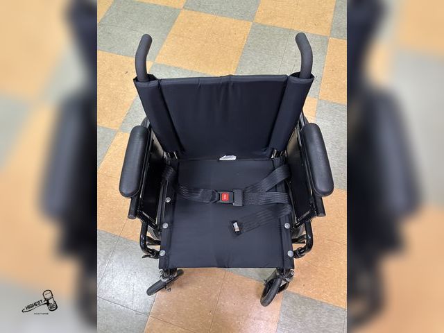 Lot 91-6601 - INVACARE 9000 XT WHEELCHAIR - FOLDABLE FRAME AND EASILY REMOVABLE COMPONENTS ALLOW FOR CONVENIENT TR...
