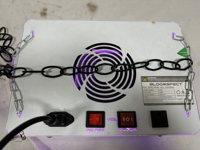 Lot 91-7948 - 1000 WATT BLOOMSPECT FULL SPECTRUM LED LIGHTING - NO POWER CORD INCLUDED - USED SPARE CORD TO TEST