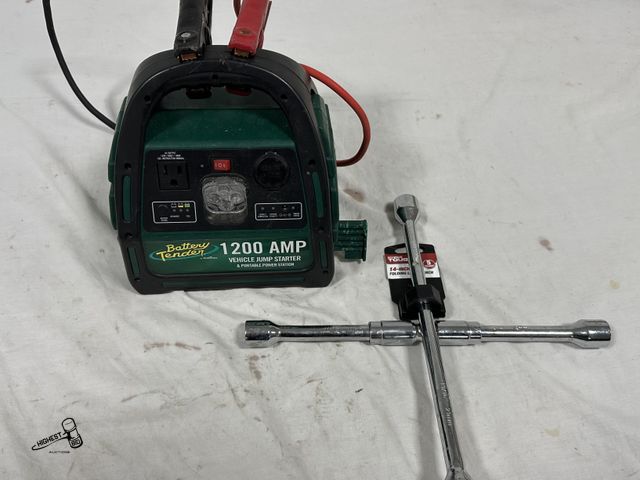 Lot 91-7747 - BATTERY TENDER 1200 AMP VEHICLE JUMP STARTER &amp; PORTABLE POWER STATION &amp; 4 WAY LUG WRENCH