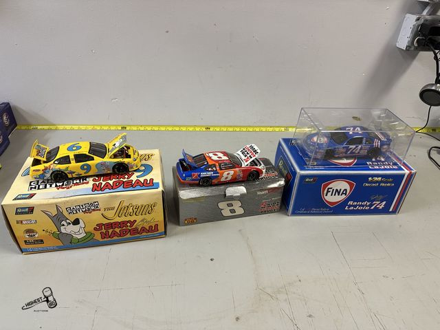 Lot 91-7550 - NASCAR RACING COLLECTIBLES NASCAR 1:24 SCALE RACE CAR COLLECTION - REVELL 1998 MONTE CARLO 1 OF 3,12...