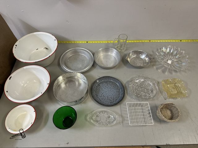 Lot 91-8193 - VINTAGE 3 PIECE ENAMELWARE BOWL SET &amp; KITCHEN SUPPLIES