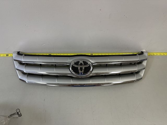 Lot 91-6447 - 2005 TOYOTA AVALON FRONT GRILL