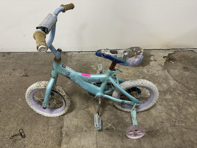 Lot 91-7865 - HUFFY DISNEY FROZEN WITH TRAINING WHEELS