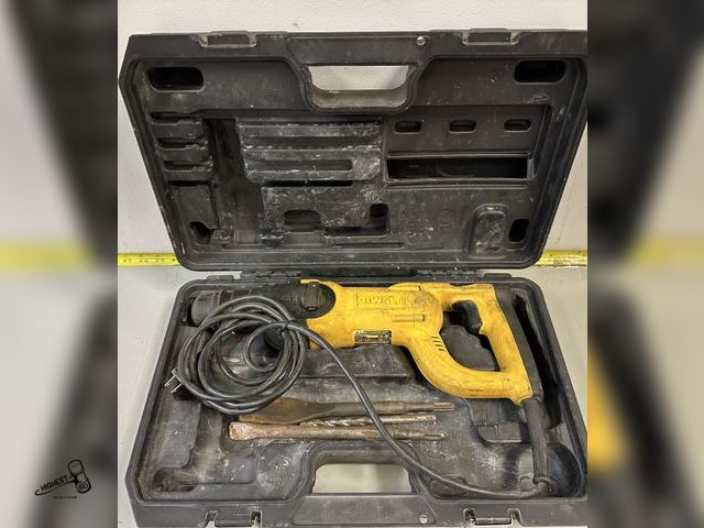 Lot 91-10266 - DEWALT D25203 1" SDS ROTARY HAMMER STEEL DRILLING 1/2" IN CASE