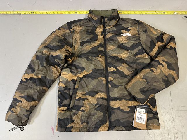 Lot 91-9695 - New MEDIUM MENS CAMO NORTHFACE COAT
