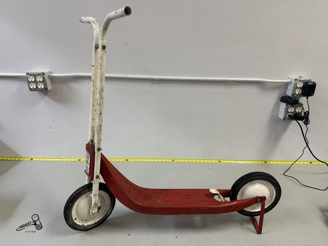 Lot 91-6183 - 1940'S VINTAGE RADIO SCOOTER - HAS REAR BRAKE, KICK STAND AND RADIO EMBLEM ON FRONT