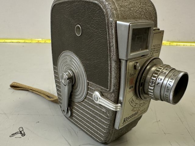 Lot 91-8833 - VINTAGE KEYSTONE K25 CAPRI 8MM MOVIE CAMERA - METAL CAMERA FEATURES HAND-CRANK MOTOR THAT DOES NOT R...