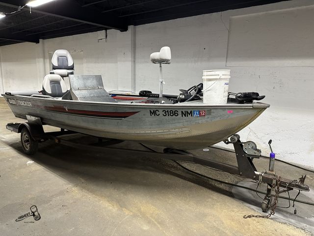 Lot 91-5406 - 1988 BASSTRACKER TOURNAMENT V16 Boat
