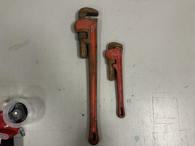 Lot 91-10257 - 2 HEAVY DUTY PIPE WRENCHES 24" &amp; 14" SIZE