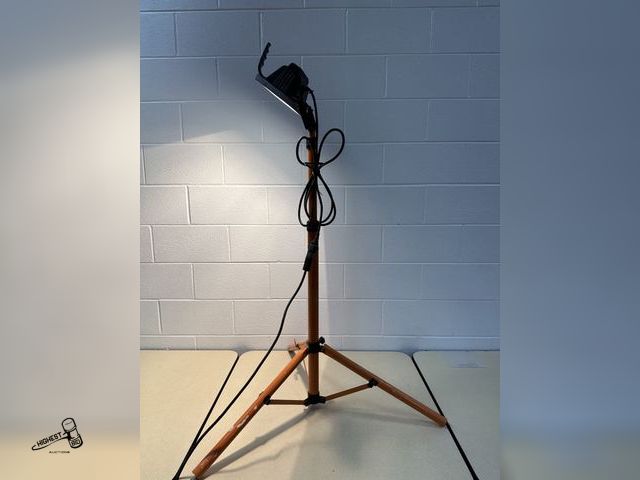Lot 91-7046 - SINGLE HALOGEN WORK LIGHT WITH TELESCOPING TRIPOD STAND