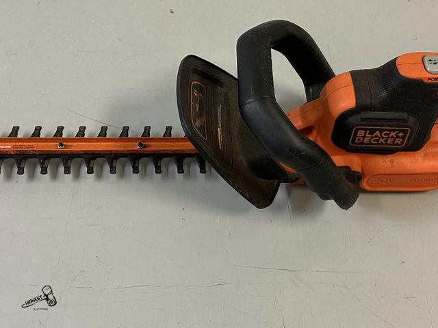 Lot 91-9509 - BLACK &amp; DECKER 20V HEDGE TRIMMERS