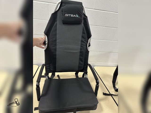 Lot 91-7183 - Features:
360° Swivel with Mid and High-back Design
Two-position Locking Recline System
Padded Armre...