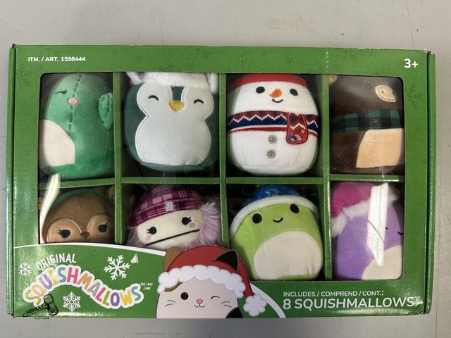 Lot 91-7265 - New 8 HOLIDAY SQUISHMALLOWS
