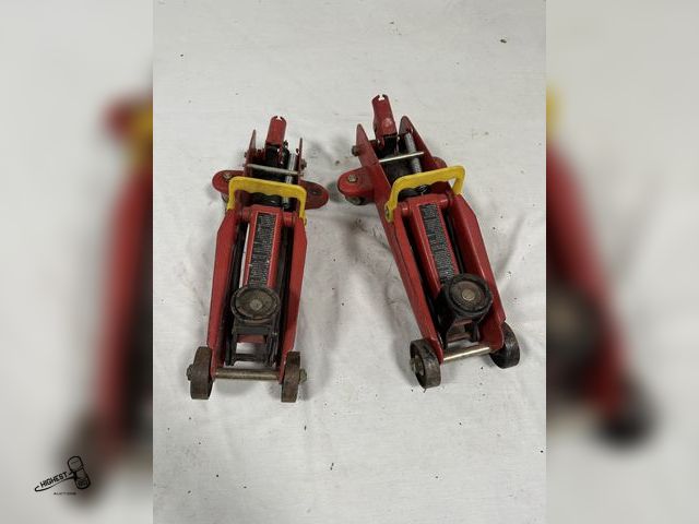 Lot 91-7652 - 2 FLOOR JACKS 1 MISSING WHEEL