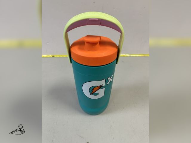 Lot 91-6400 - 64OZ GATORADE WATER BOTTLE - PERFECT FOR SPORTS