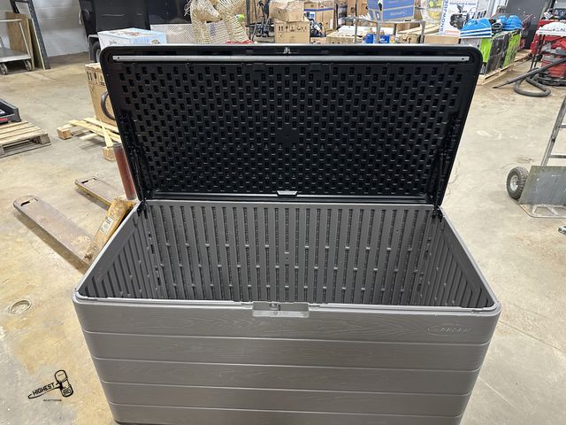 Lot 91-7442 - New SUNCAST 170 GALLON EXTRA LARGE DECK BOX - 58" X 29 1/4" X 29 1/4" - NEW PRE ASSEMBLED